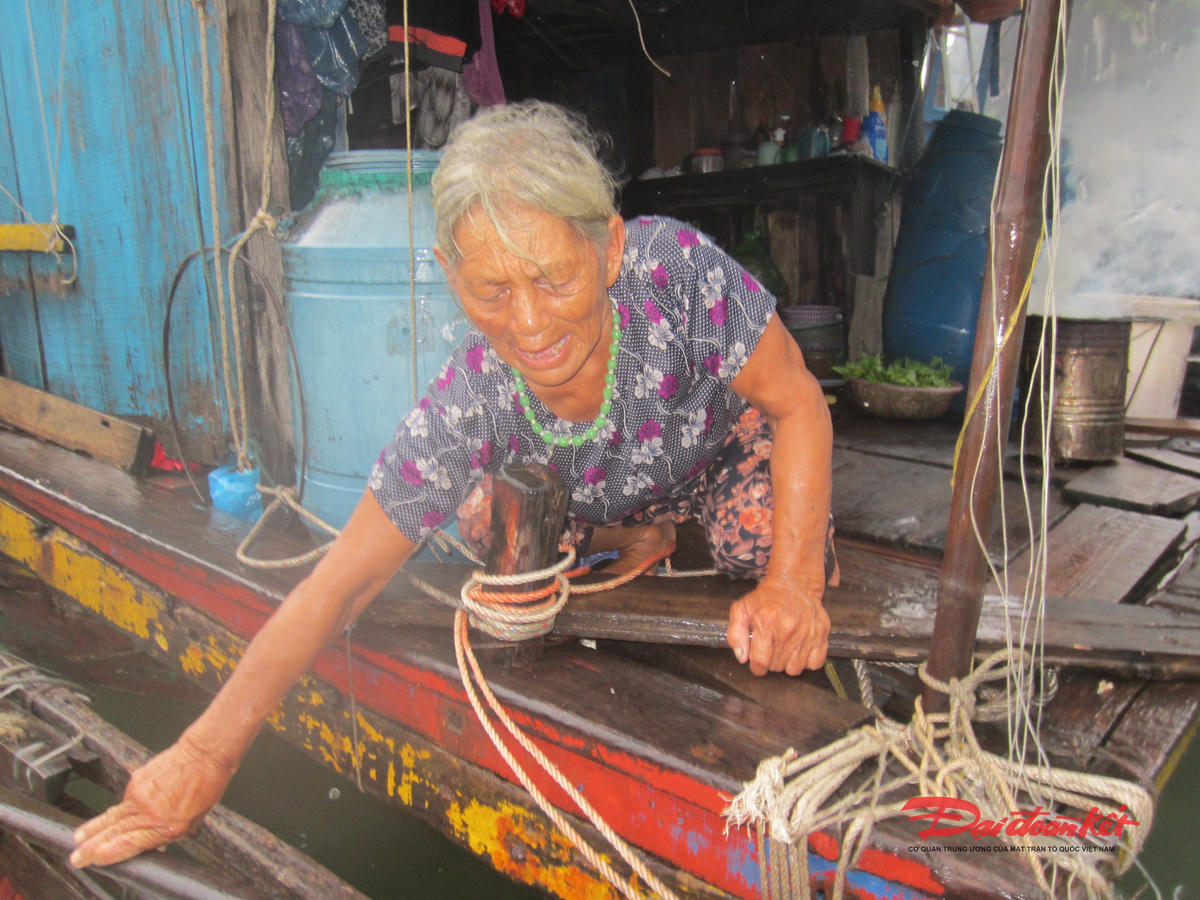 Bà Phạm Thị Yến, một ngư dân nuôi cá lồng bè hu vực vịnh Hạ Long luôn ám ảnh mỗi khi có bão. Ảnh: Nguyễn Quý.