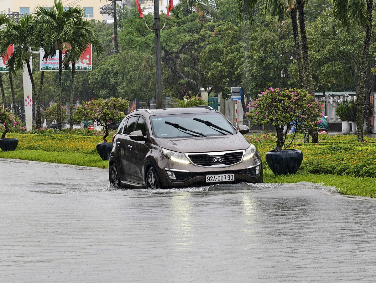 Mưa lớn một số tuyến đường phường Tam Kỳ ngập nước. Ảnh: Chí Đại.

 