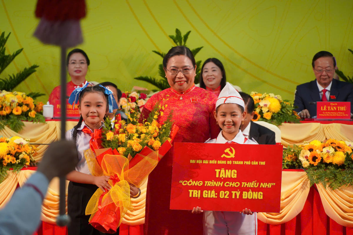 Phó Bí thư Thành ủy, Chủ tịch Uỷ ban MTTQ Việt Nam TP Cần Thơ Hồ Thị Cẩm Đào đại diện trao bảng tượng trưng 2 tỷ đồng thực hiện các công trình cho thiếu nhi TP Cần Thơ. Ảnh Trung Kiên. 