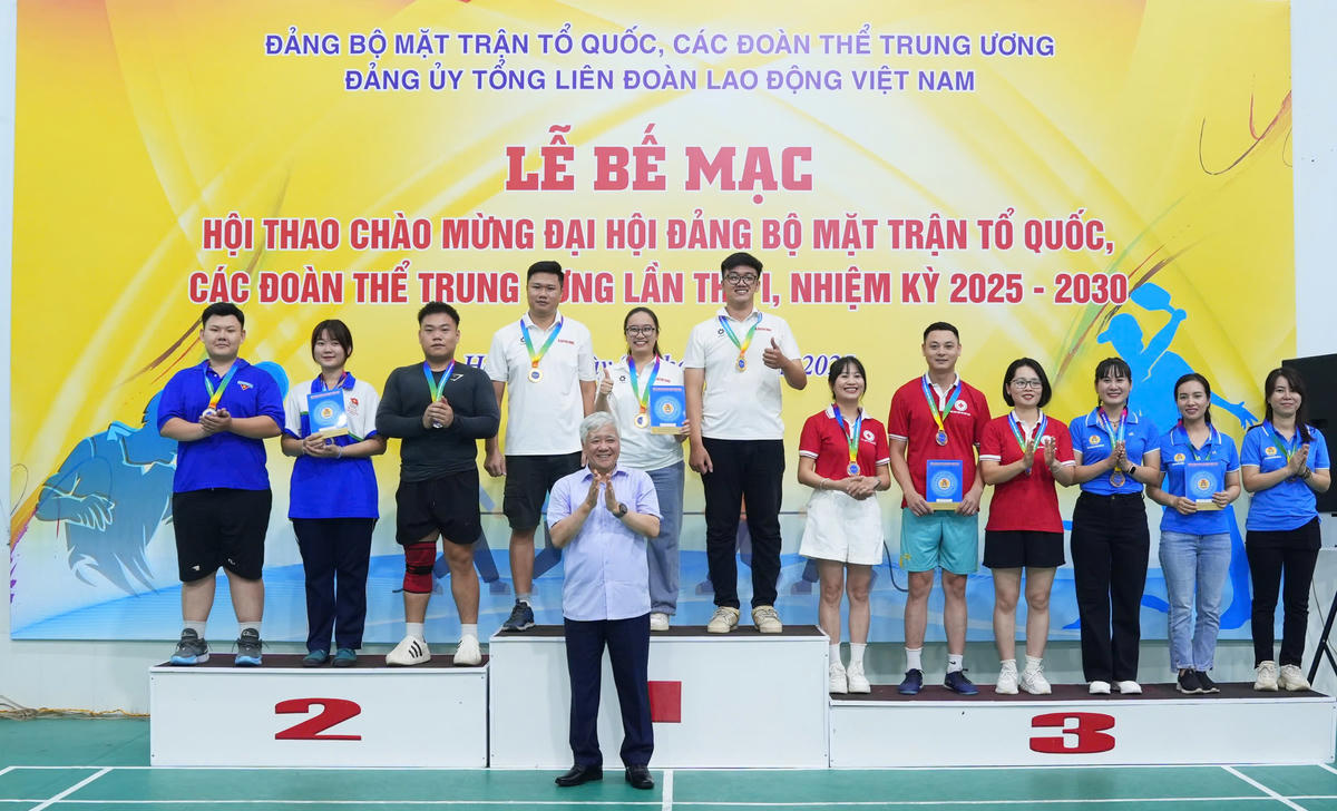 Chủ tịch UBTƯ MTTQ Việt Nam Đỗ Văn Chiến trao giải cho các đội đoạt giải Nhất, Nhì, Ba môn kéo co. Ảnh: Hữu Chánh.