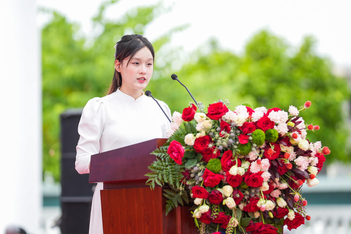 Em Bùi Thanh Thảo đại diện tân sinh viên phát biểu. 