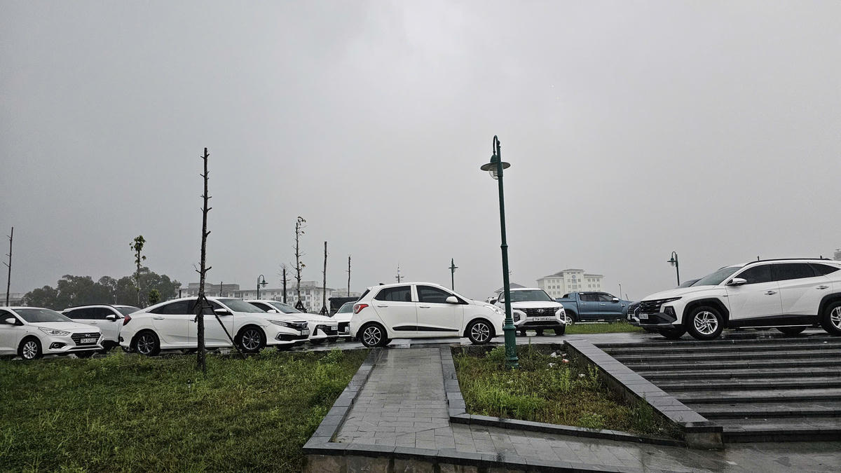 Người dân đưa xe ô tô lên khu vực cao để đề phòng bị ngập lụt. Ảnh: H.D.