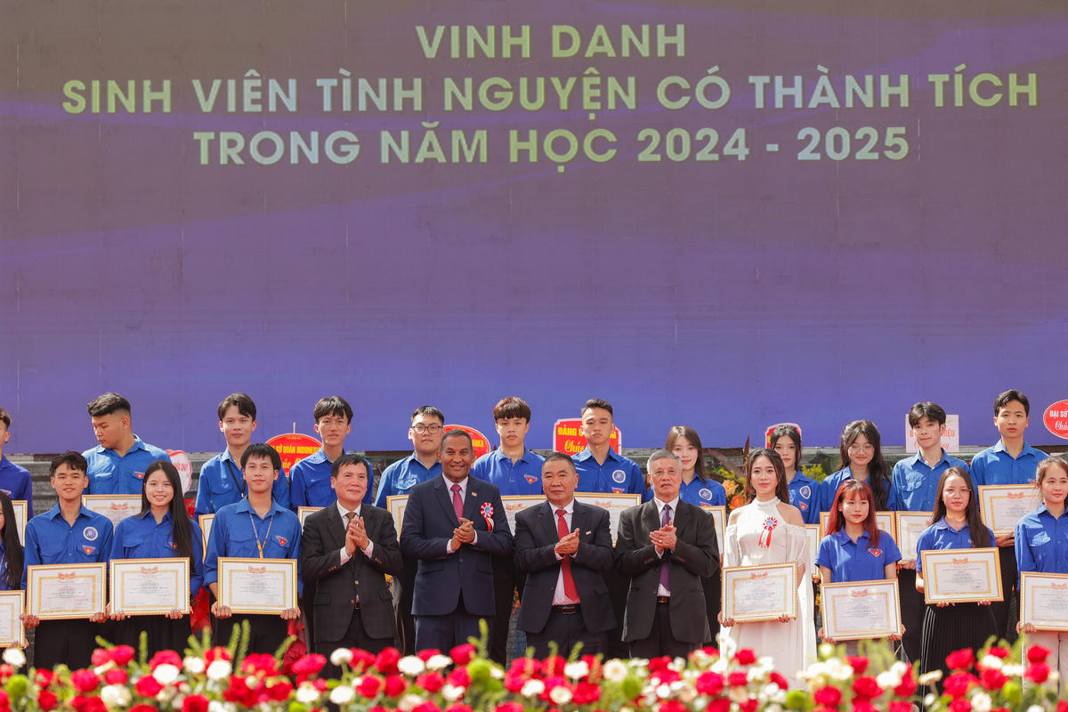 FBU vinh danh những sinh viên tình nguyện tích cực hoạt động trong năm học 2024-2025.