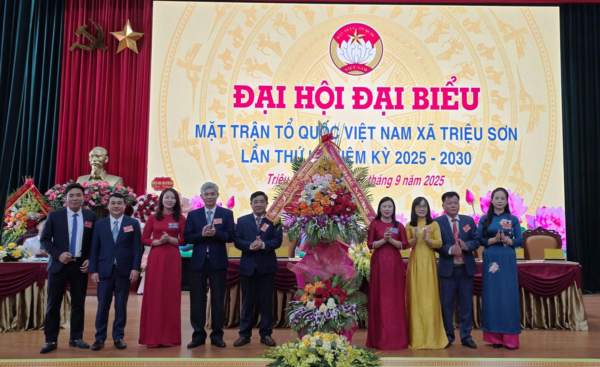 Bà Nguyễn Thị Phương, Phó Chủ tịch Ủy ban MTTQ tỉnh Thanh Hóa tặng lẵng hoa chúc mừng Đại hội. Ảnh: Nguyễn Chung.