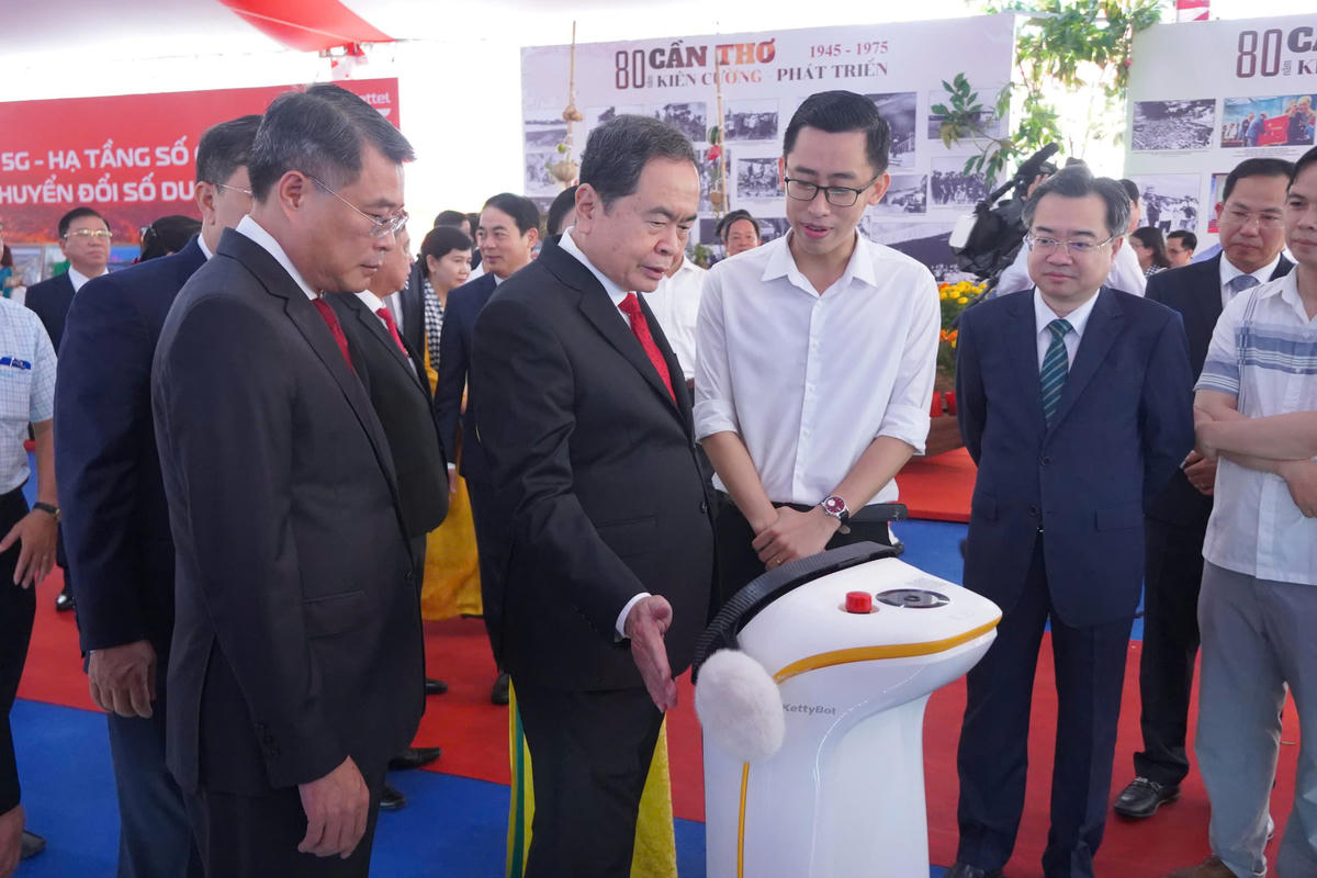 Chủ tịch Quốc hội Trần Thanh Mẫn tham quan các công nghệ mới sẽ và đang ứng dụng vào các hoạt động hành chính trên địa bàn TP Cần Thơ. Ảnh Trung Kiên. 