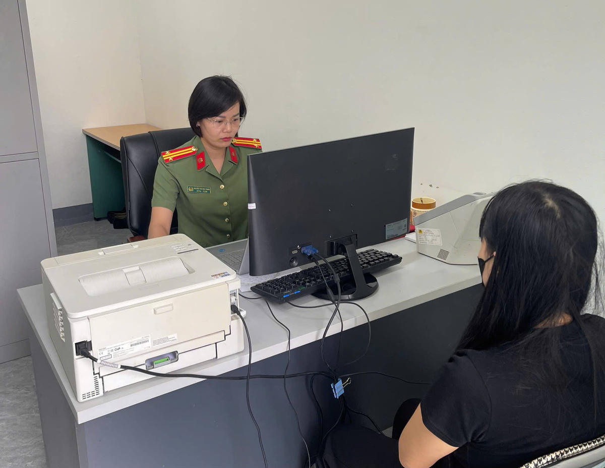 N. làm việc với lực lượng chức năng. Ảnh: Công an phường Cam Đường.