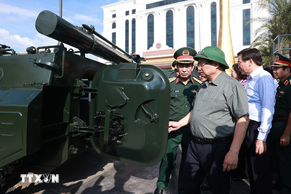 Thủ tướng Phạm Minh Chính tham quan sản phẩm Công nghiệp quốc phòng. (Ảnh: Dương Giang/TTXVN)