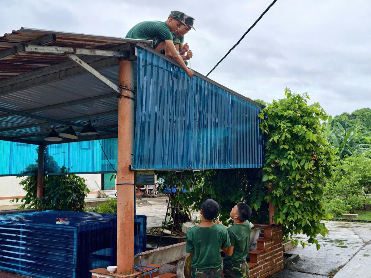 Chính
quyền địa phương, các lực lượng tại tỉnh Quảng Trị đã và đang triển khai nhiều
công tác ứng phó với bão số 10 (Bualoi). Ảnh: QSQT.