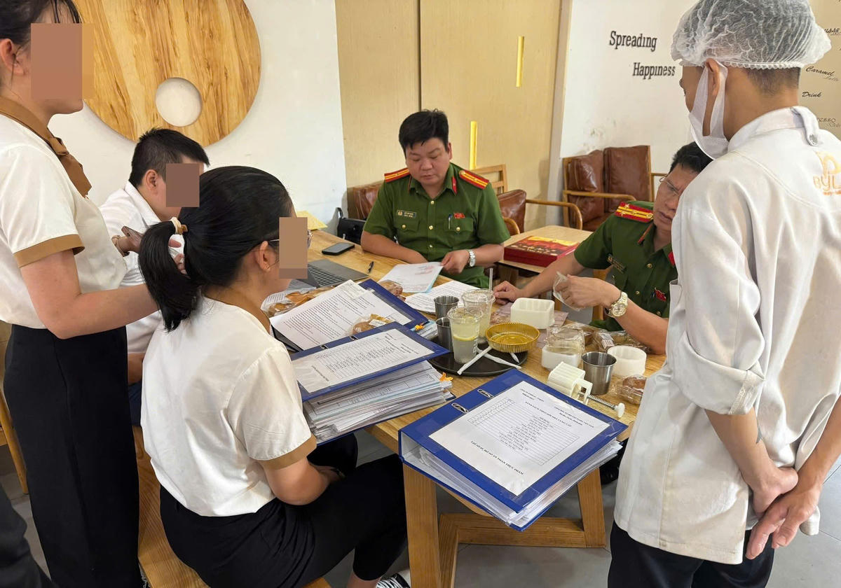 Lực lượng Công an TP Đà Nẵng làm việc với cơ sở làm bánh Trung thu. Ảnh:
Công an cung cấp.