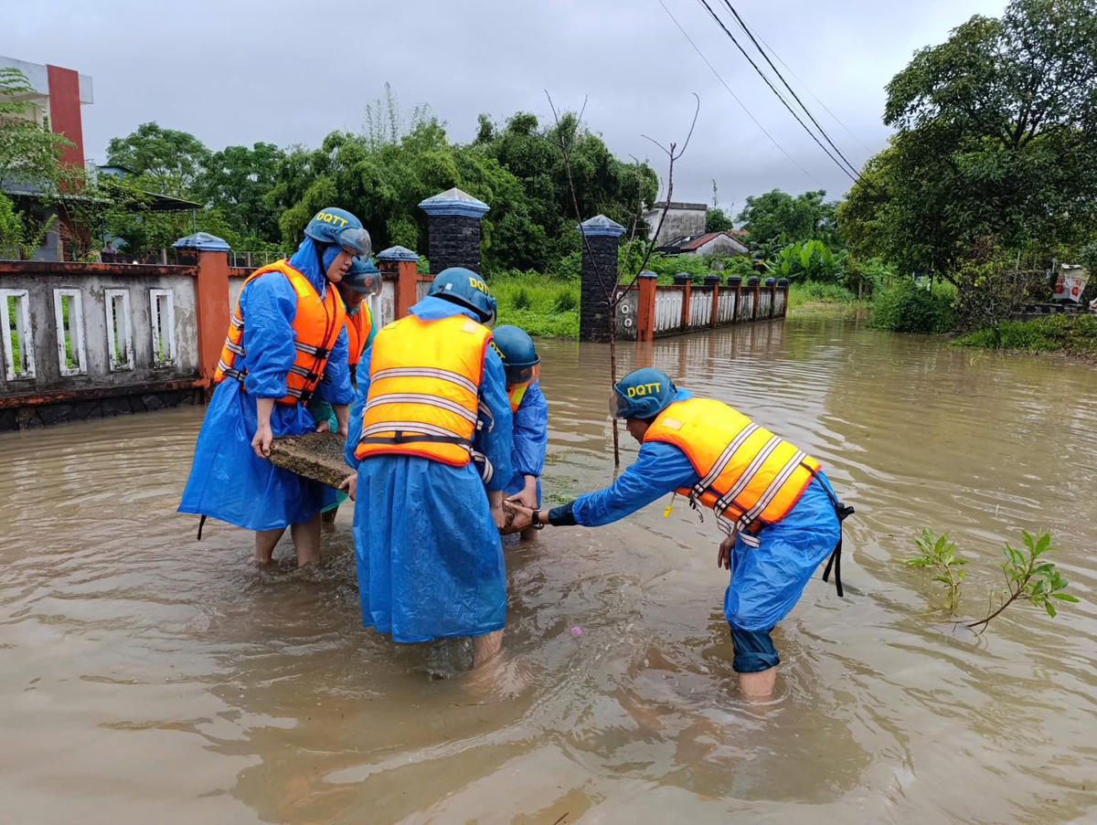 Lực lượng dân quân xã Hòa Vang xử lý hố nước nguy hiểm tại tổ 5 thôn Túy Loan Đông. Ảnh: Công Chiến.