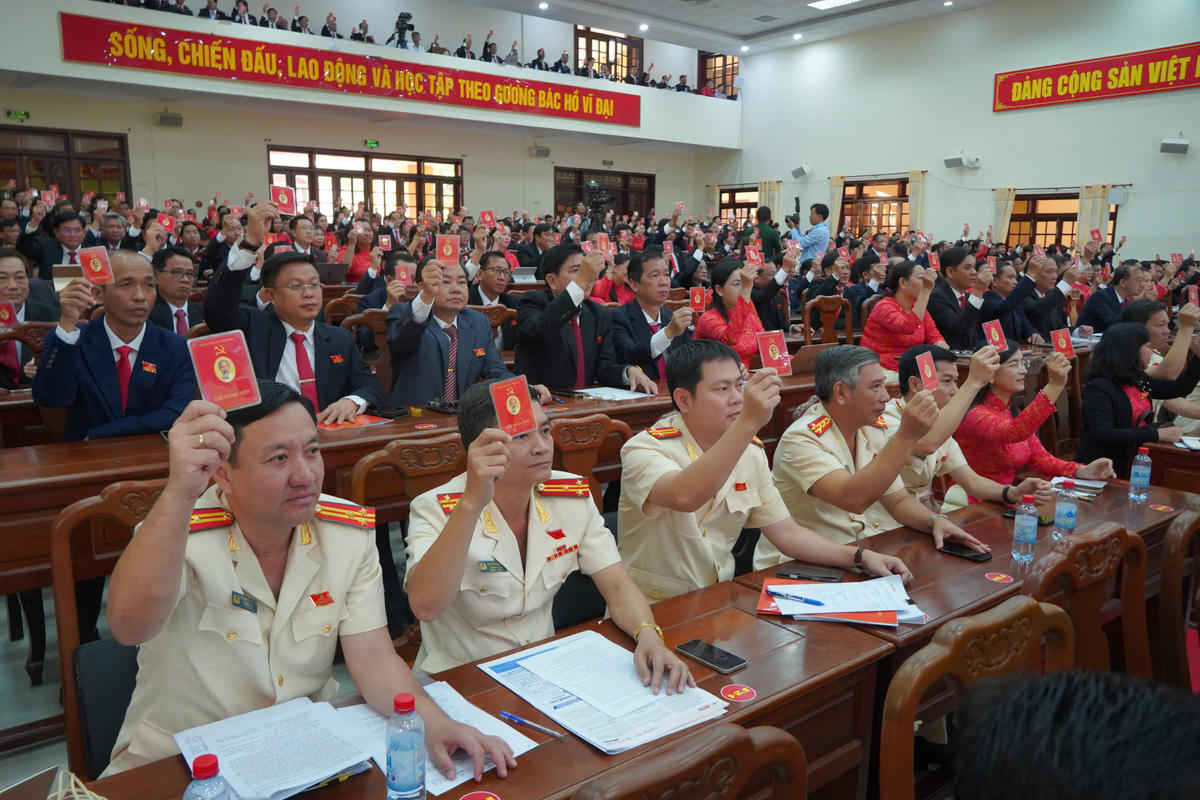 Các Đại biểu, biểu quyết thống nhất với một số nội dung tại Đại hội đại biểu Đảng bộ TP Cần Thơ lần thứ I, nhiệm kỳ 2025-2030. Ảnh Trung Kiên. 
