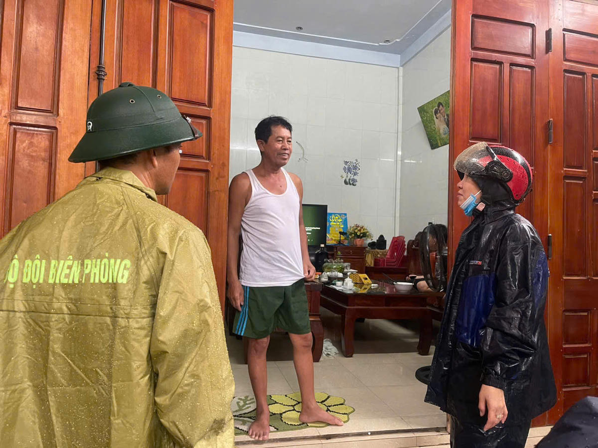 Cán
bộ chiến sĩ Bộ đội Biên phòng tham gia tuyên truyền người dân chủ động ứng phó
với bão số 10. Ảnh: BPCC.