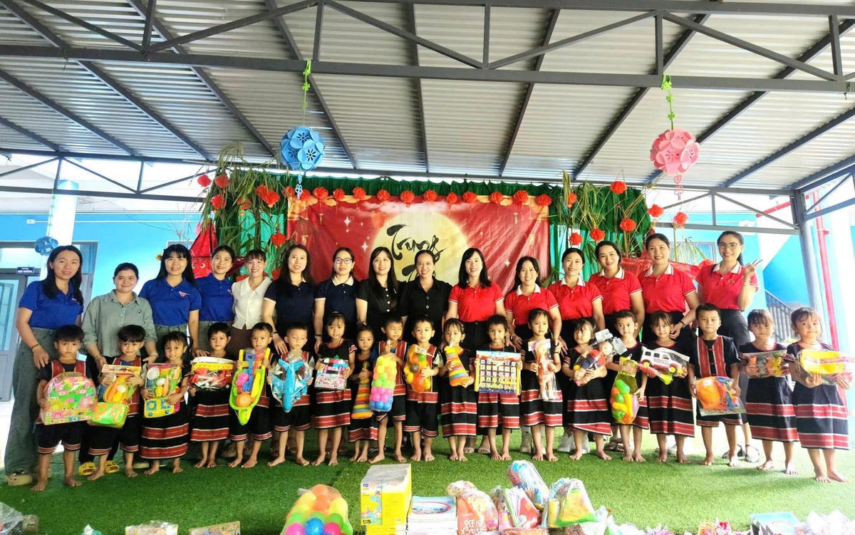 Dịp này, các trường học phường Sơn Trà đã trao tặng học sinh xã Trà Leng nhiều phần quà ý nghĩa gồm sách vở, đồ dùng học tập, quần áo, sữa, bánh kẹo, thiết bị dạy học với tổng trị giá 100 triệu đồng. Ảnh: Thảo Trang.