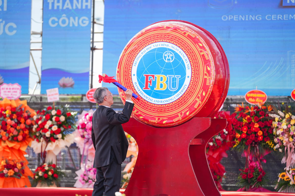 PGS.TS.NGƯT Phạm Ngọc Ánh đánh trống khai trường. 