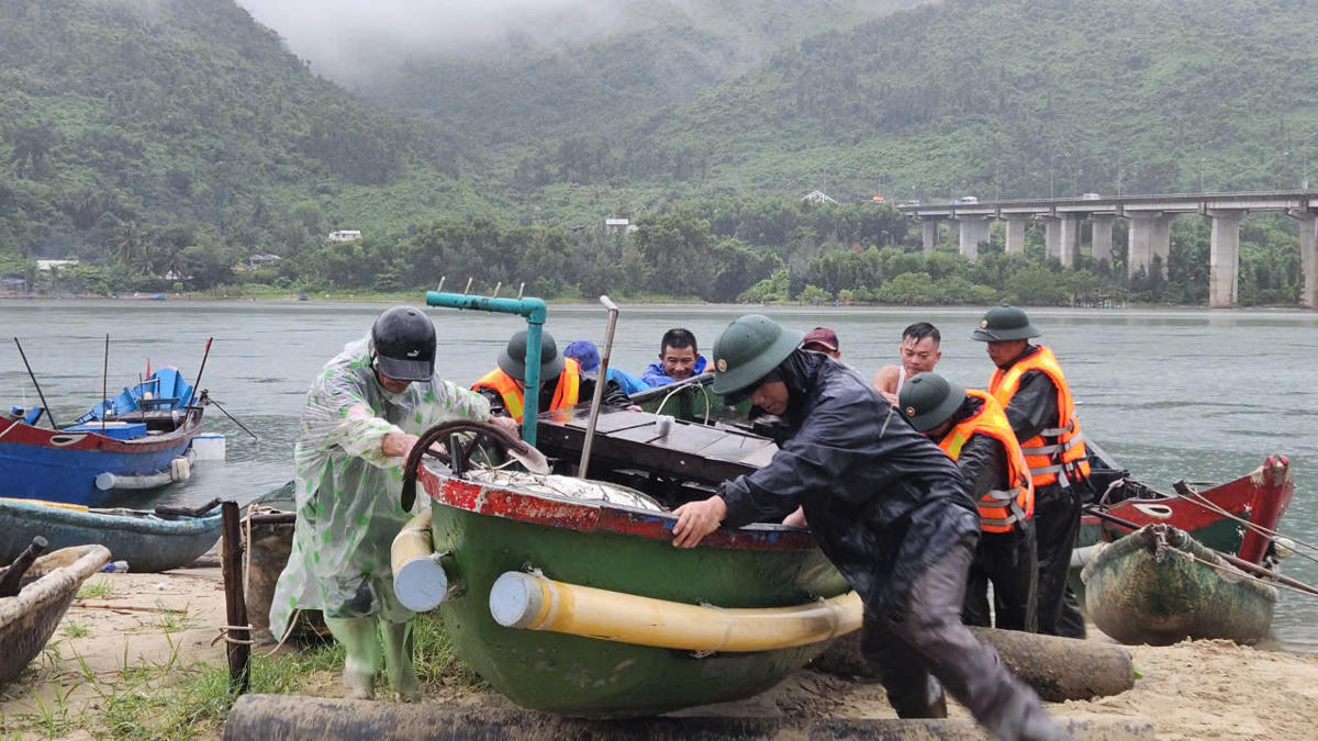 Theo Chi cục Thủy lợi và Biến đổi khí hậu (Sở Nông nghiệp và Môi trường TP Huế),  toàn thành phố có 1.122 phương tiện/8.079 lao động hoạt động thủy sản, tất cả về nơi trú tránh an toàn. Bên cạnh đó, thành phố Huế đã rà soát, cập nhật chi tiết từng phương án di dời, ứng phó với bão, nước dâng do bão với hơn 10.000 hộ/32.690 khẩu, tập trung khu vực ven biển, đầm phá. Ảnh: N.Q.