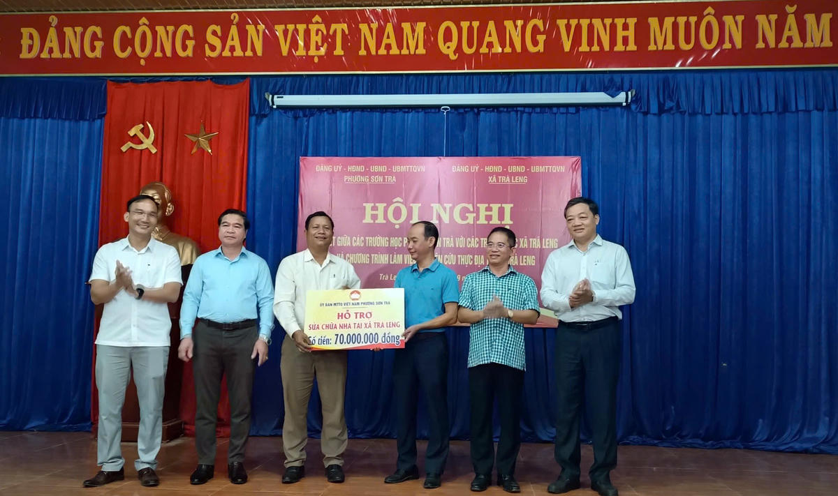 Đoàn công tác cũng trao tặng nhiều phần quà ý nghĩa đến giáo viên và người dân xã Trà Leng. Ảnh: Thảo Trang.