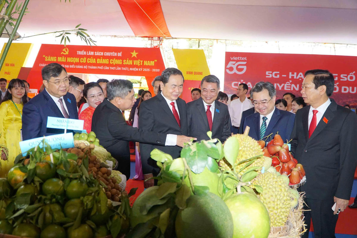 Chủ tịch Quốc hội Trần Thanh Mẫn cùng các đại biểu tham quan gian trưng bày các sản phẩm nông nghiệp đạt chuẩn OCOP của TP Cần Thơ. Ảnh Trung Kiên. 