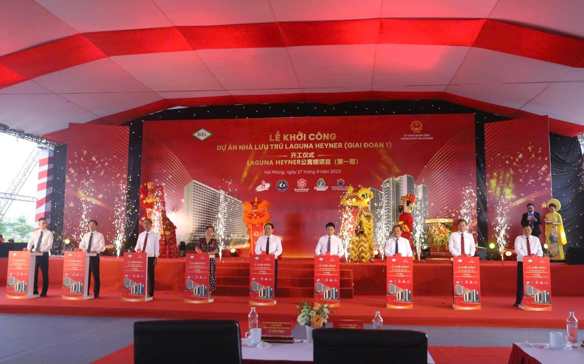 Lãnh đạo TP Hải Phòng và Chủ đầu tư nhấn nút khởi công dự án. Ảnh:PT. 