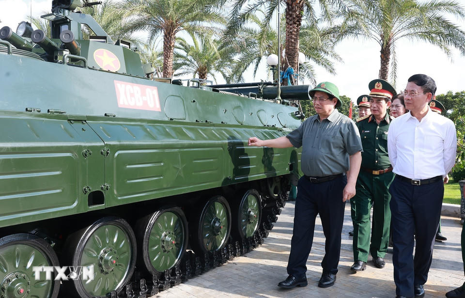 Thủ tướng Phạm Minh Chính tham quan sản phẩm Công nghiệp quốc phòng. (Ảnh: Dương Giang/TTXVN)