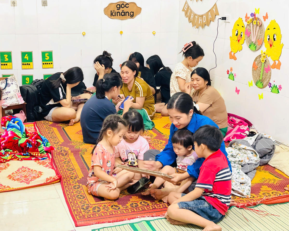 Điểm sơ tán dân là các trường học, công trình, nhà ở kiên cố... Trong ảnh người dân sơ tán tránh bão số 5 ở điểm trường xã Đan Hải. Ảnh: HN.