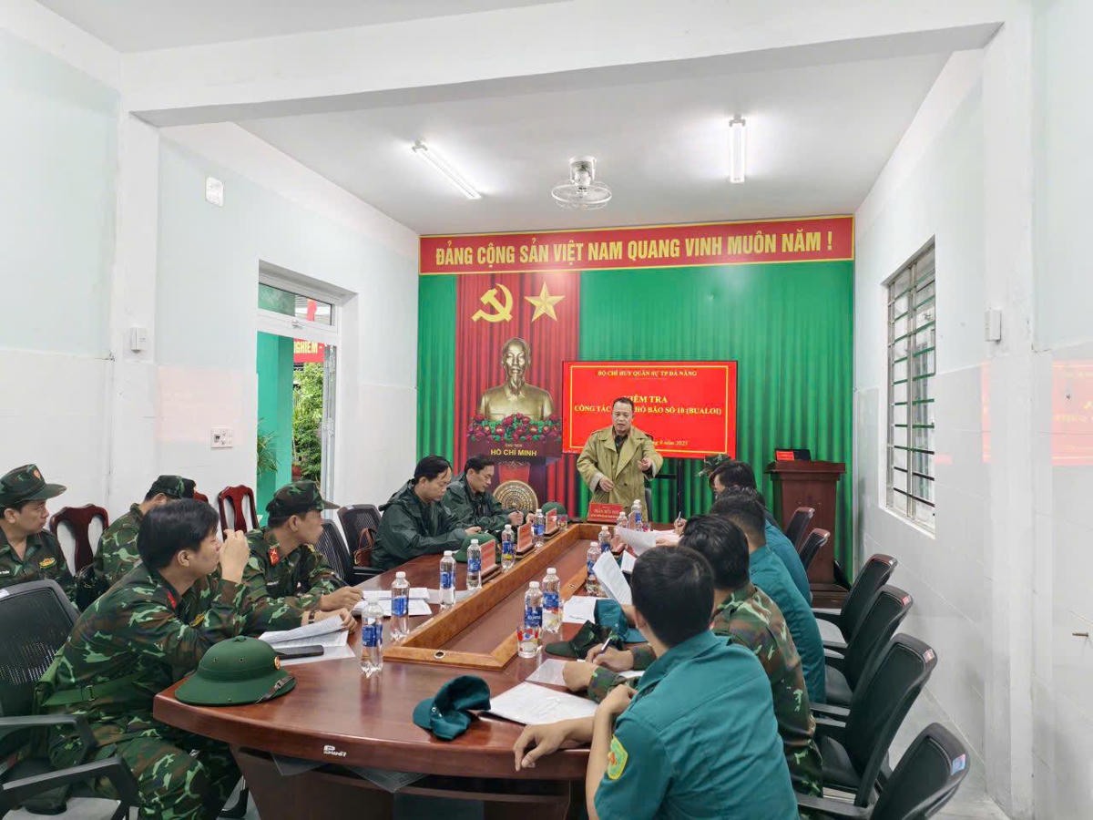 Đại tá Trần Hữu Ích, Chỉ huy trưởng Bộ Chỉ huy Quân sự TP Đà Nẵng kiểm tra công tác ứng phó bão tại phường Hải Vân. Ảnh: Nguyễn Tú.