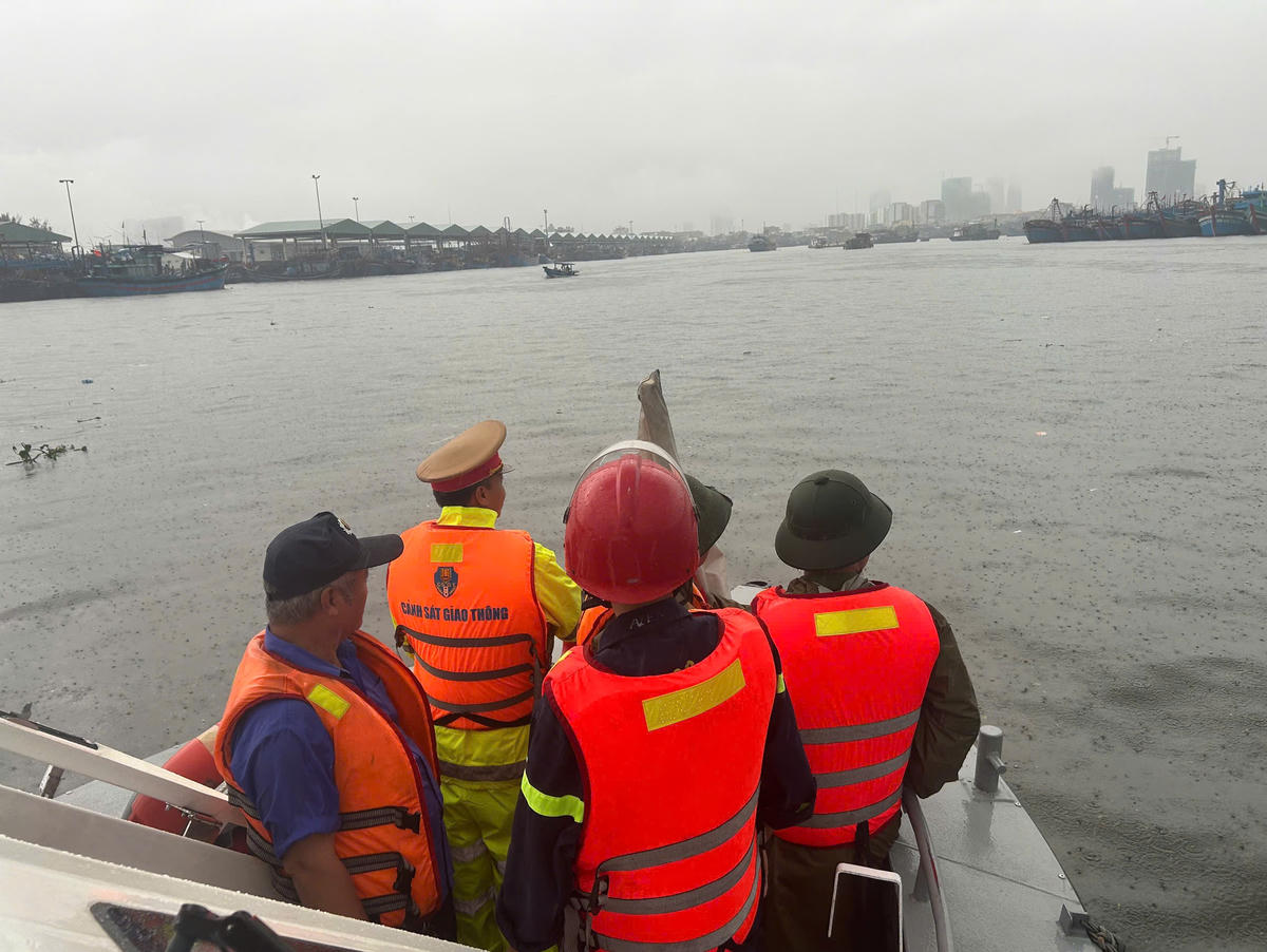 Cảnh sát đường thủy và PCCC tuần tra khu vực âu thuyền Thọ Quang. Ảnh: Nguyễn Tú.