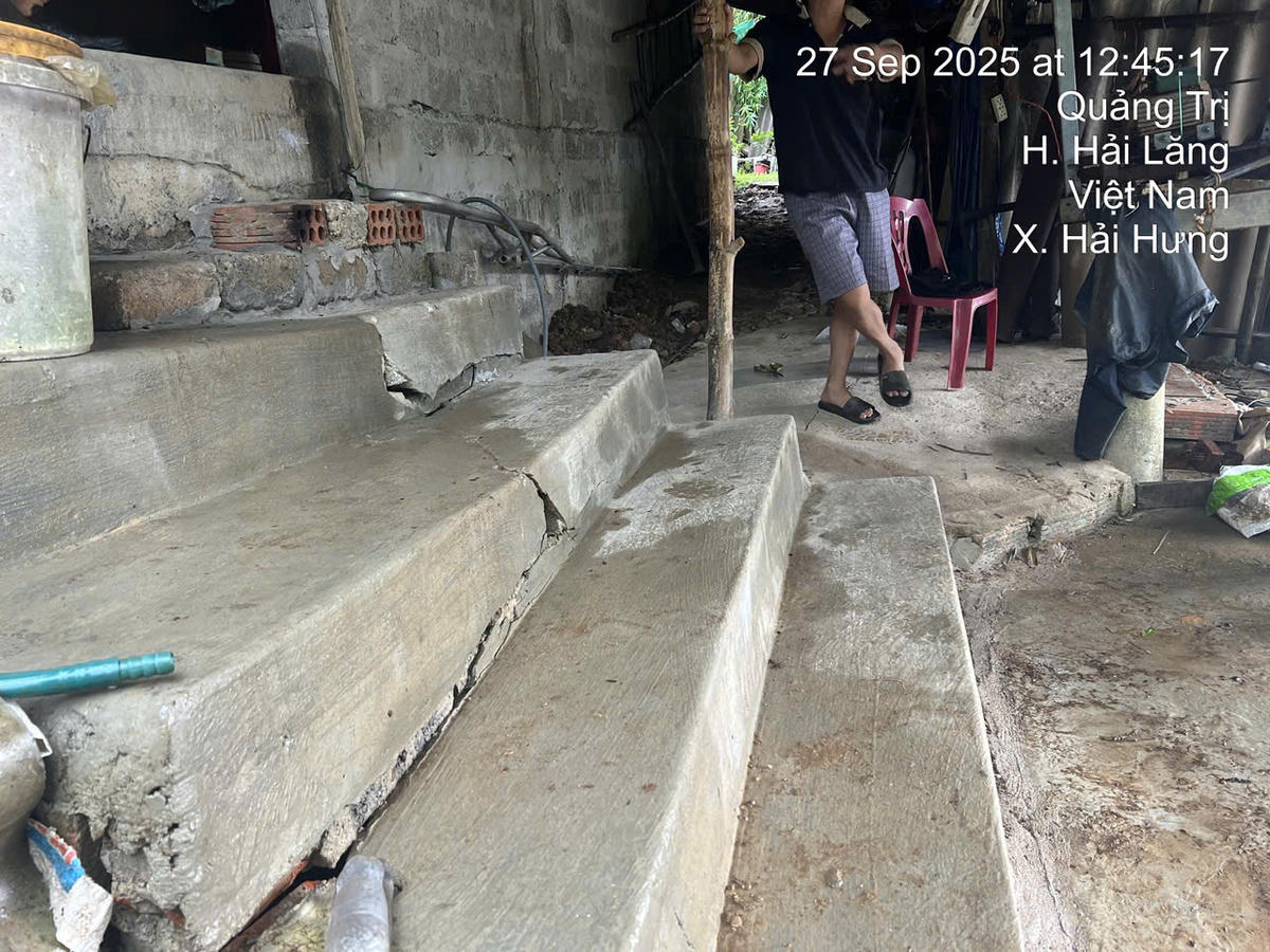 Sạt lở đã làm ảnh hưởng, hư hỏng nhà ở và công trình của người
dân trong khu vực. Ảnh: NT.