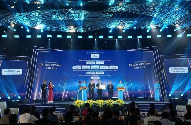Vietnam Airlines vinh dự đón nhận giải thưởng “Hãng hàng không phục vụ khách du lịch tốt nhất” tại Lễ trao Giải thưởng Du lịch Việt Nam 2025.