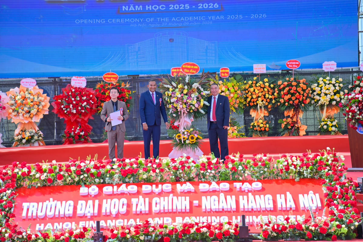 Ông Poshitha Perera, Đại sứ Đặc mệnh Toàn quyền Sri Lanka tại Việt Nam (bên trái)             chúc mừng FBU trong lễ khai giảng.