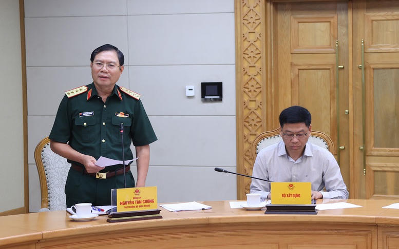 Đại tướng Nguyễn Tân Cương, Tổng Tham mưu trưởng, Thứ trưởng Bộ Quốc phòng phát biểu tại cuộc họp. Ảnh: Minh Khôi.