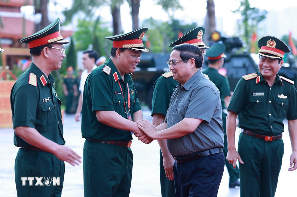 Thủ tướng Phạm Minh Chính với lãnh đạo Bộ Quốc phòng.(Ảnh: Dương Giang/TTXVN)