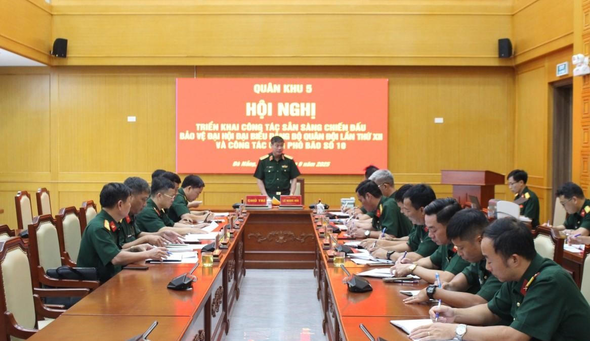 Trung tướng Lê Ngọc Hải, Tư lệnh Quân khu 5 triển khai nhiệm vụ ứng phó bão số 10. Ảnh: Hồng Thọ.