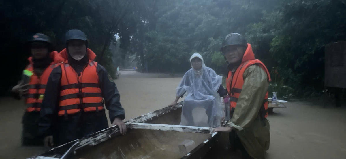 Trước diễn biến phức tạp của cơn bão số 10, Công an thành phố Huế chỉ đạo các đơn vị, địa phương lên phương án sơ tán người dân đến nơi an toàn. Ảnh: CACC. 