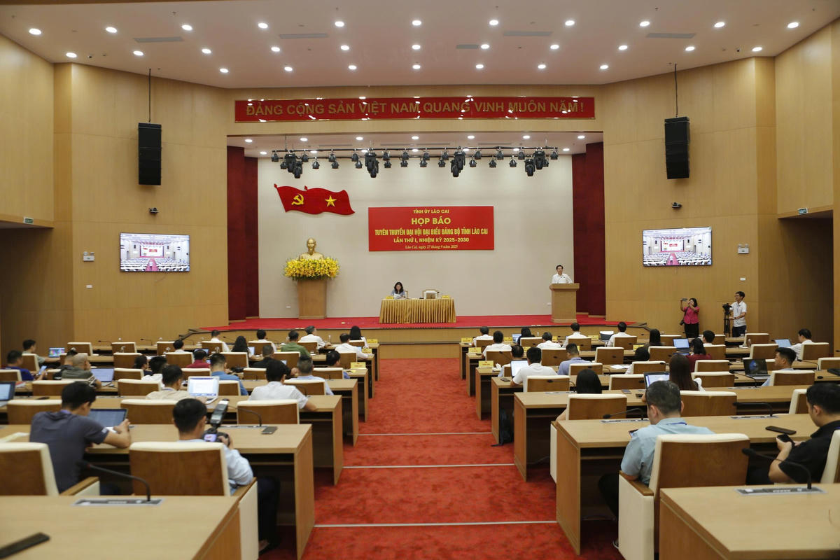 Quang cảnh buổi họp báo. Ảnh: Ngô Hùng.