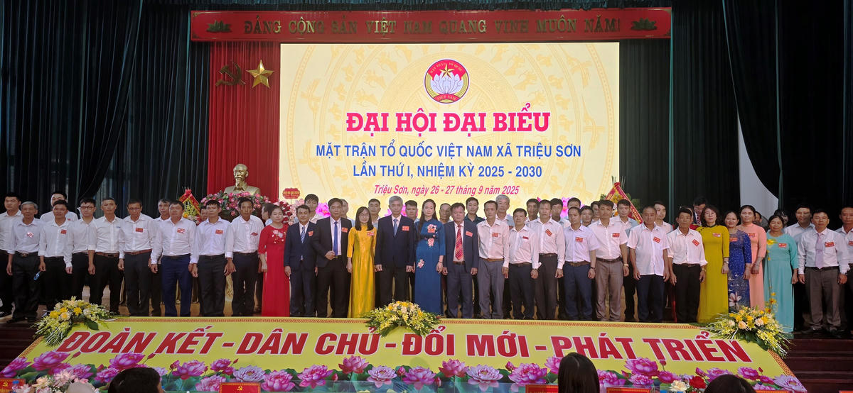 Nhân sự tham gia Ủy ban MTTQ xã Triệu Sơn nhiệm kỳ 2025 - 2030 ra mắt tại Đại hội. Ảnh: Nguyễn Chung.
