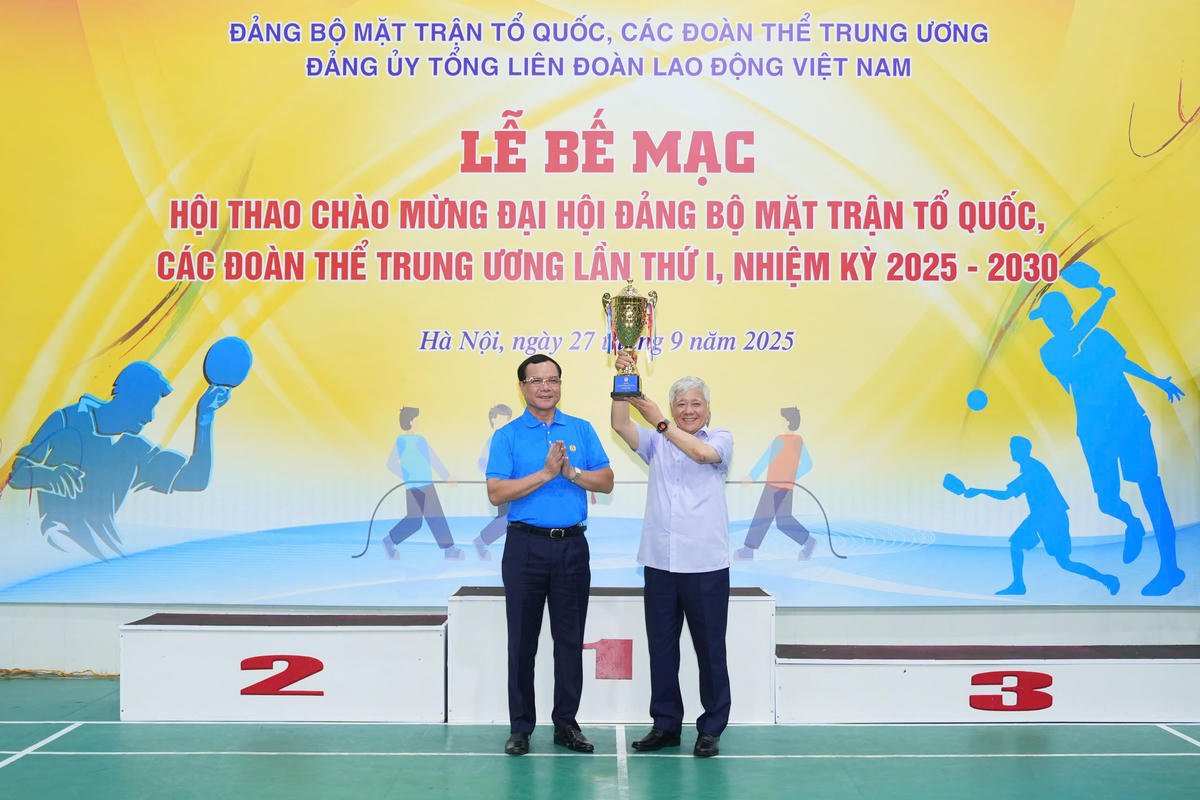 Ông Nguyễn Đình Khang, Phó Chủ tịch UBTƯ MTTQ Việt Nam, Chủ tịch Tổng Liên đoàn Lao động Việt Nam trao Giải đặc biệt tới Chủ tịch UBTƯ MTTQ Việt Nam Đỗ Văn Chiến. Ảnh: Hữu Chánh.