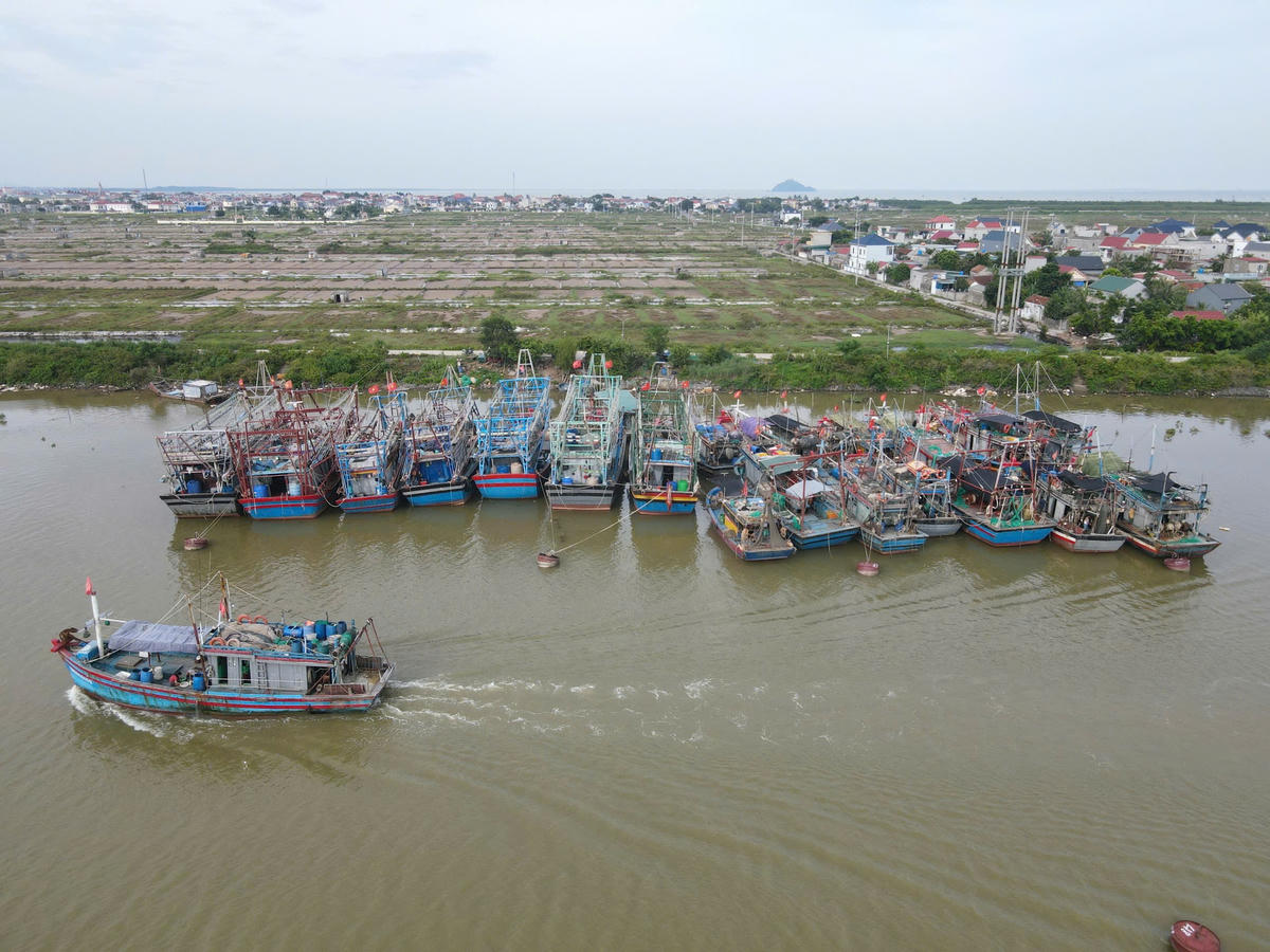 Tàu thuyền neo đậu tránh bão gần cảng cá Hòa Lộc. Ảnh: Đình Minh