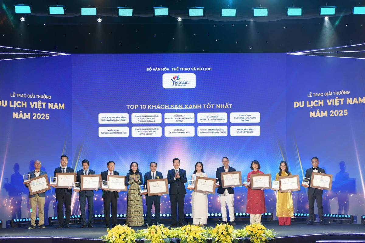 Phó Thủ tướng Chính phủ Mai Văn Chính và Thứ trưởng Bộ VHTTDL Trịnh Thị Thủy trao giải cho 10 khách sạn xanh tốt nhất. Ảnh: Phạm Sỹ. 