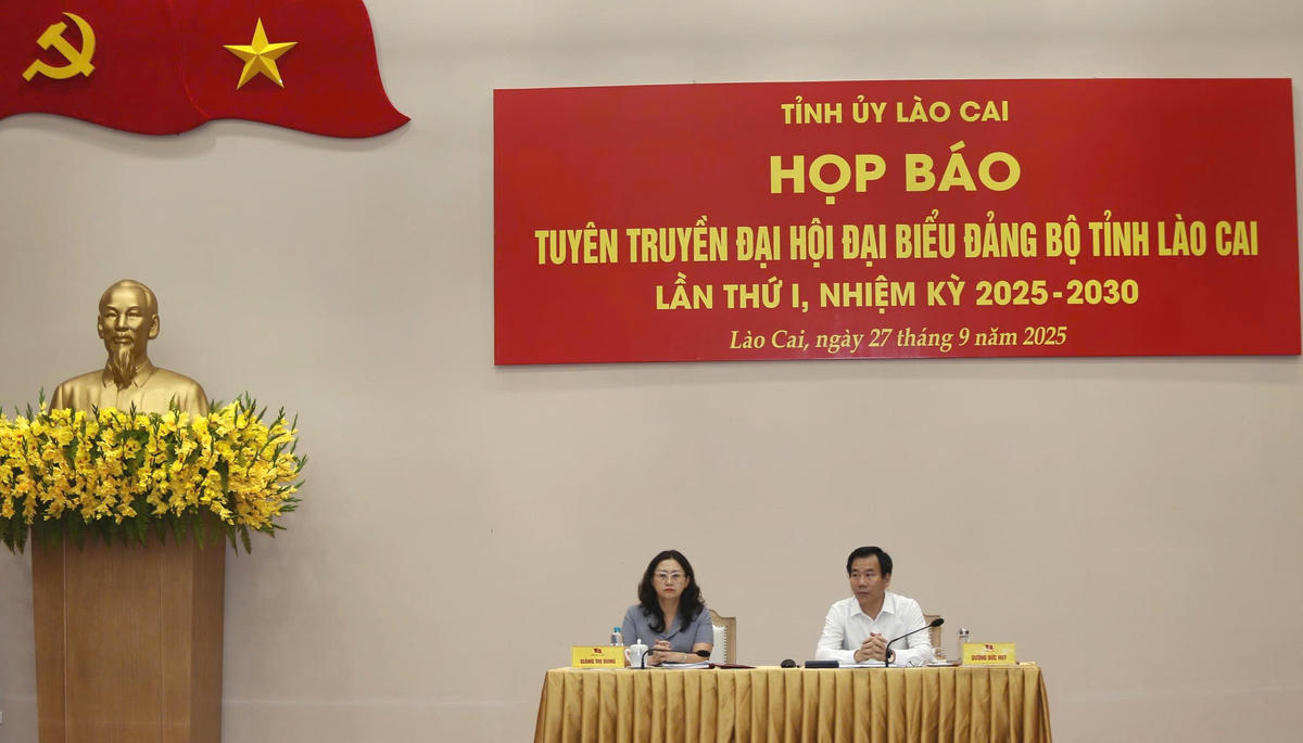 Chủ tịch Ủy ban MTTQ Việt Nam tỉnh Lào Cai Giàng Thị Dung và Trưởng ban Tuyên giáo và Dân vận Tỉnh ủy Lào Cai Dương Đức Huy chủ trì cuộc họp. Ảnh: Ngô Hùng.