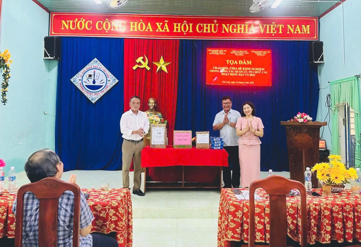 Chương trình tọa đàm, trao đổi kinh nghiệm giáo dục, đào tạo. Ảnh: Thảo Trang.