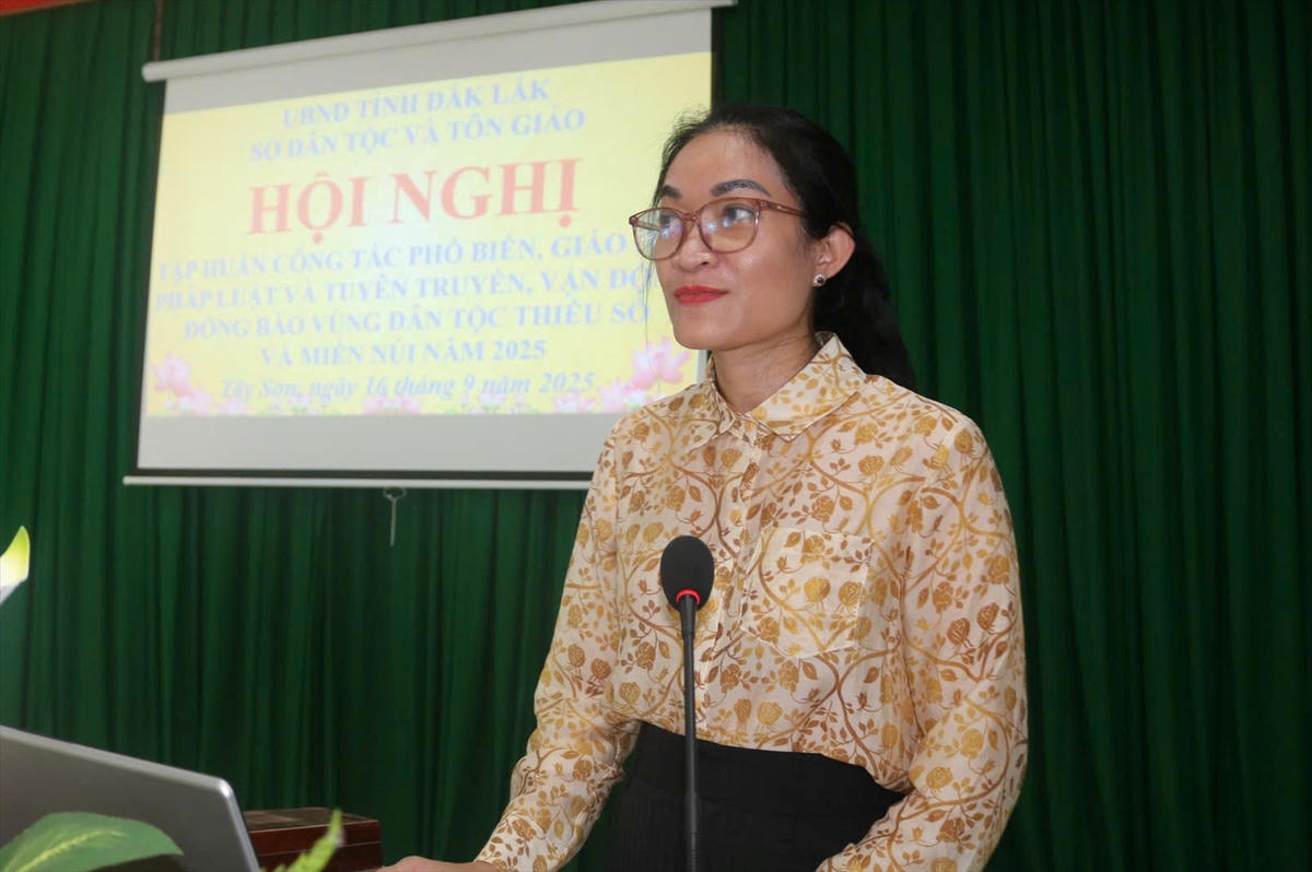 Bà
Nay H’Nan - Phó Giám đốc Sở Dân tộc và Tôn giáo tỉnh Đắk Lắk, giới thiệu thông
tin cơ bản về công tác dân tộc, chính sách dân tộc. Ảnh: Lê Hường.