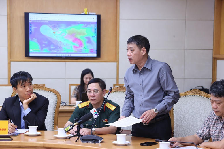 Ông Hoàng Đức Cường, Phó Cục trưởng Cục Khí tượng-Thủy văn phát biểu tại cuộc họp. Ảnh: Minh Khôi.