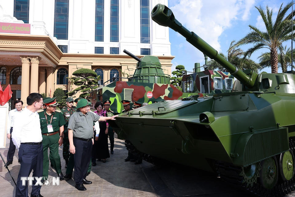 Thủ tướng Phạm Minh Chính tham quan sản phẩm Công nghiệp quốc phòng. (Ảnh: Dương Giang/TTXVN)