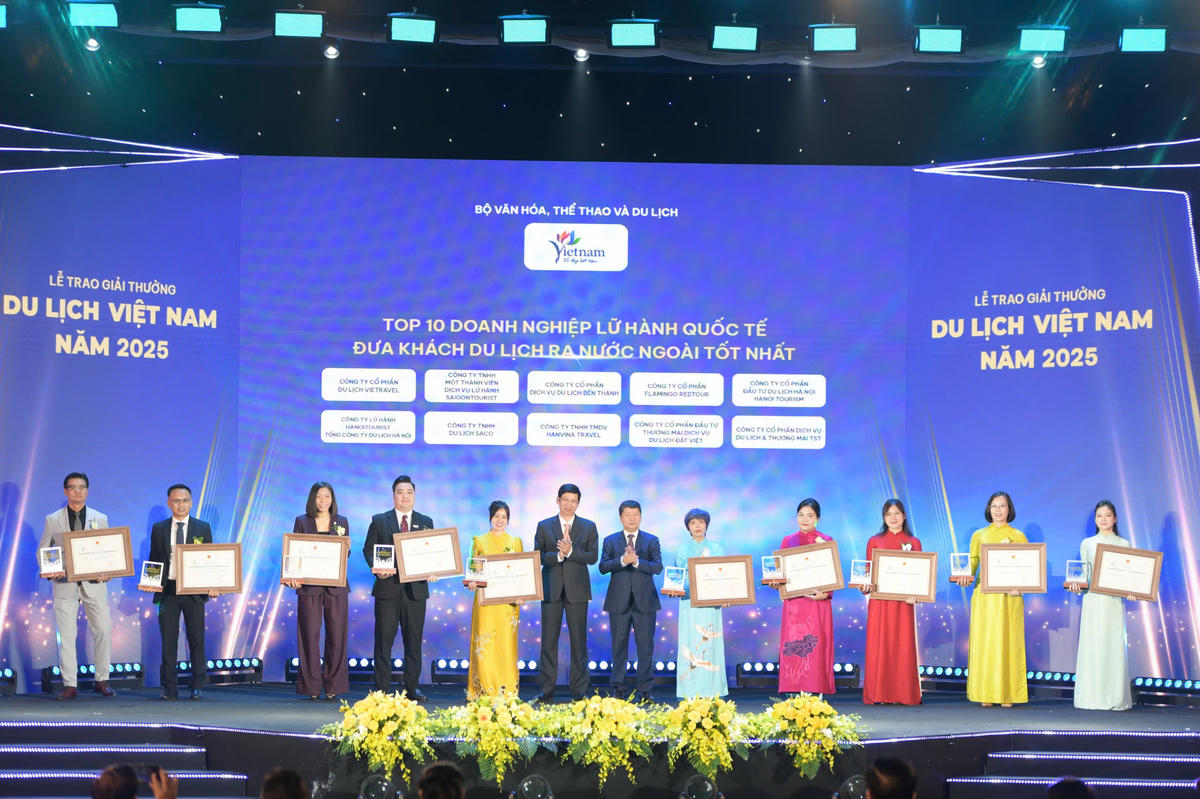 Thứ trưởng Hồ An Phong trao giải cho 10 doanh nghiệp lữ hành quốc tế đưa khách du lịch ra nước ngoài tốt nhất. Ảnh: Phạm Sỹ.