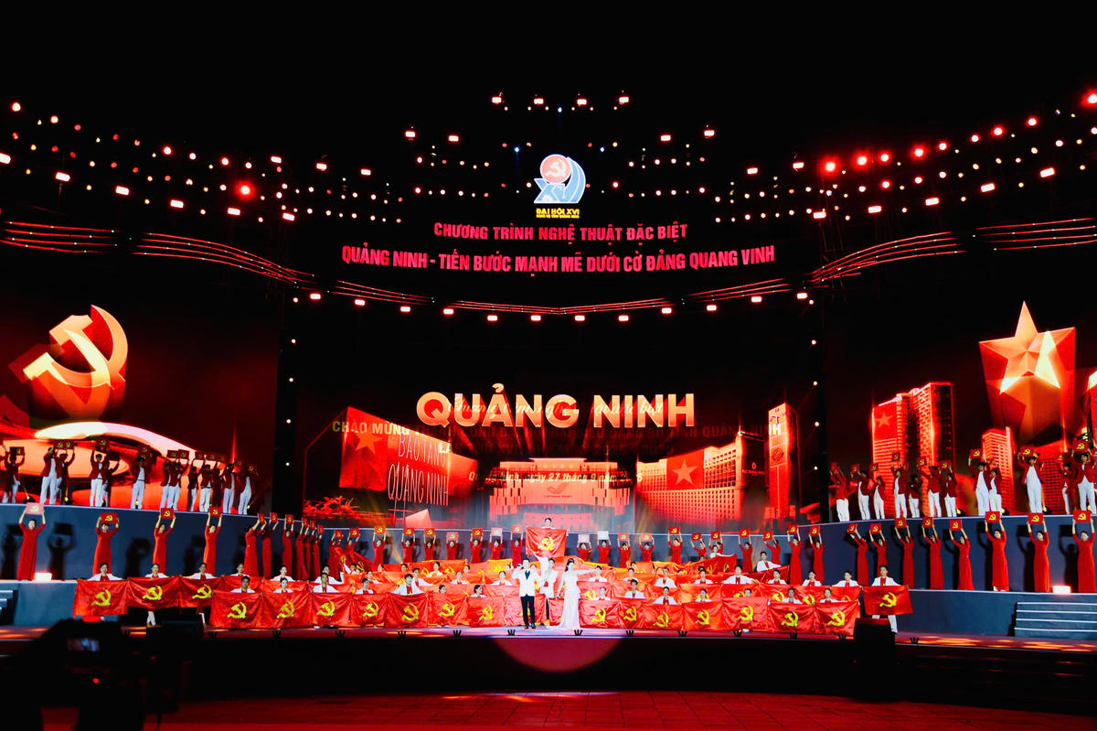 Chương trình nghệ thuật chào mừng thành công thành công Đại hội Đảng bộ tỉnh Quảng Ninh lần thứ XVI. Ảnh: Minh Hà.