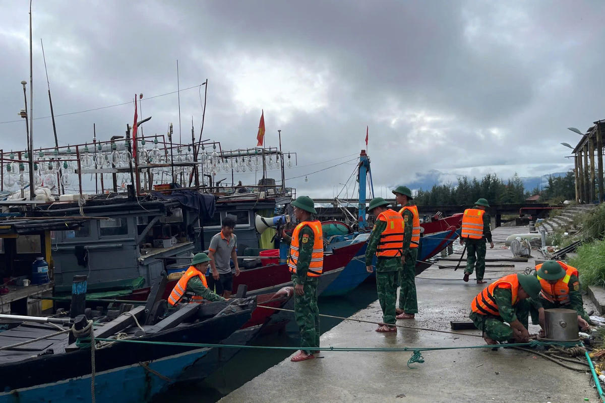 Đồng thời, Ban chỉ huy Bộ đội Biên phòng thành phố Huế duy trì 380 cán bộ, chiến sĩ cùng 28 phương tiện sẵn sàng cơ động xử lý khi có tình huống xảy ra; chỉ đạo các đơn vị thường xuyên theo dõi chặt chẽ diễn biến của bão, tổ chức kiểm tra, rà soát các khu vực xung yếu có nguy cơ sạt lở, ngập úng; phối hợp chính quyền địa phương xây dựng phương án ứng phó, sẵn sàng di dời, sơ tán Nhân dân ra khỏi vùng nguy hiểm. Ảnh: N.Q.