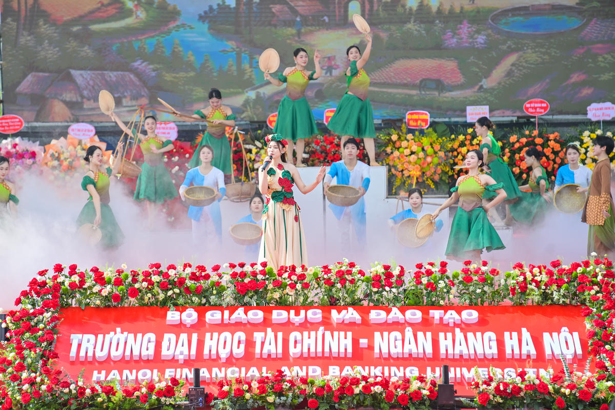 Tiết mục văn nghệ tại lễ khai giảng. 