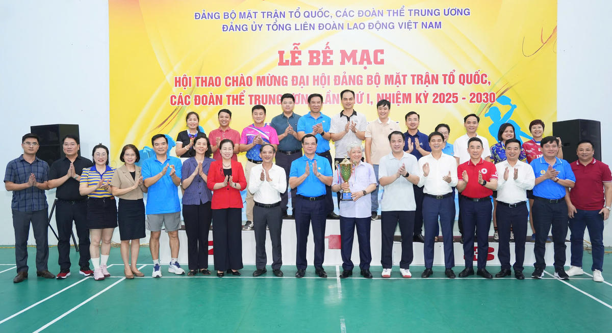 Chủ tịch Đỗ Văn Chiến chụp ảnh lưu niệm cùng các trưởng đoàn tham dự hội thao. Ảnh: Hữu Chánh.
