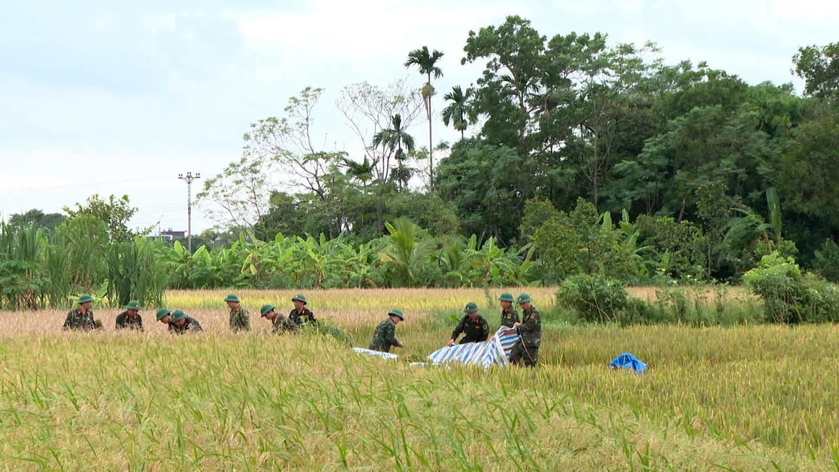  Trước diễn biến phức tạp của bão số 10 (Bualoi), để giảm thiệt hại cho nhân dân, trong ngày 28/9, các lực lượng vũ trang tỉnh Thanh Hóa đã khẩn trương triển khai nhiều biện pháp hỗ trợ người dân phòng, chống và ứng phó, nhằm giảm thiểu thấp nhất thiệt hại về người và tài sản của nhân dân. Ảnh: Lính xứ Thanh