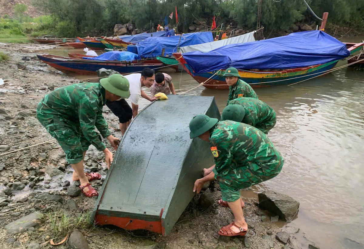 Từ ngày 27/9, Bộ đội Biên phòng Nghệ An tăng cường cán bộ, chiến sĩ về các khu vực ven biển, bến tàu để vận động ngư dân khẩn trương đưa tàu thuyền vào nơi tránh trú. Ảnh: ĐB